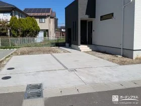 クラックの発生を防止する目地を入れた駐車スペースの工事