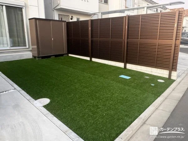 上品なブラウンのフェンスと緑鮮やかな人工芝がマッチした工事