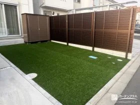 上品なブラウンのフェンスと緑鮮やかな人工芝がマッチした工事
