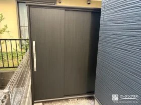 優しいブラウンカラーでお庭に馴染む収納スぺース[施工後]