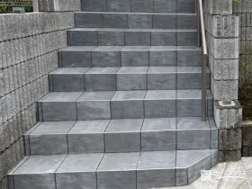 ローラストーンで上品に仕上げた玄関アプローチ階段[施工後]