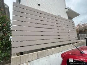 優しく目隠しをする木目調フェンス[施工後]