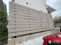 優しく目隠しをする木目調フェンス
