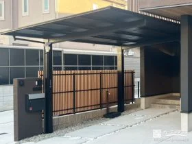 モダンな外観に調和するカーポートと目隠しフェンスの設置工事