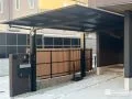 モダンな外観に調和するカーポートと目隠しフェンスの設置工事