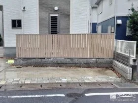 淡い木目調カラーの縦スリット入り目隠しフェンスを設置した工事