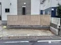 淡い木目調カラーの縦スリット入り目隠しフェンスを設置した工事