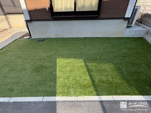 植栽を伐採し前庭に防草シートと人工芝を敷設して整えた工事