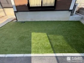 植栽を伐採し前庭に防草シートと人工芝を敷設して整えた工事