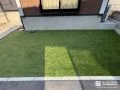 植栽を伐採し前庭に防草シートと人工芝を敷設して整えた工事