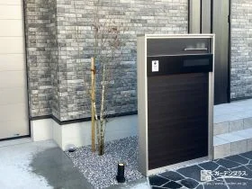 アップライトを取り付けた昼と夜で表情が変わる美しい玄関工事