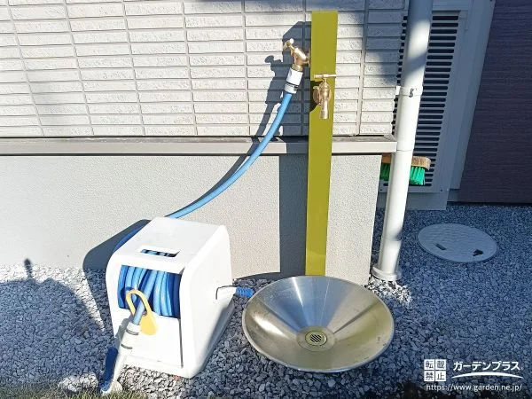 オリーブグリーンカラーが美しい立水栓