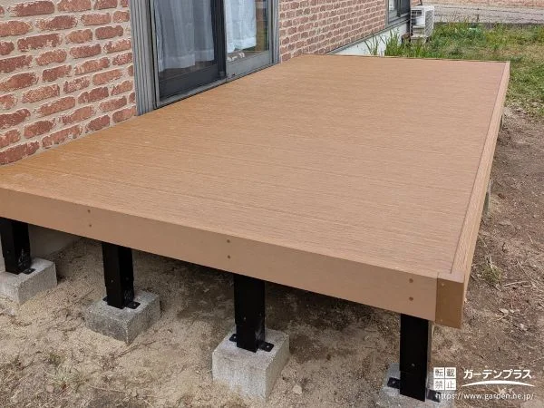 2段のステップをつけてお庭との行き来が便利なウッドデッキ工事