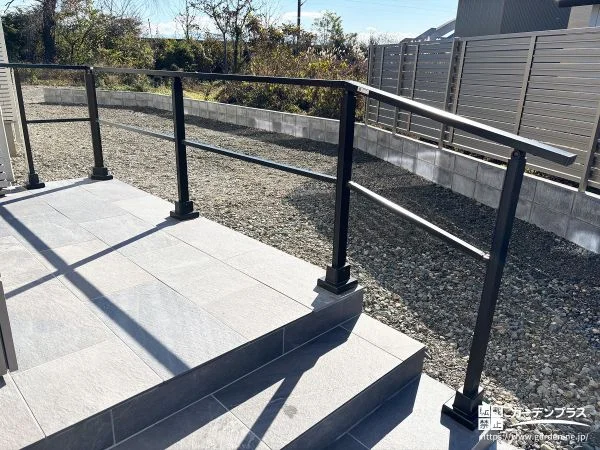 玄関ポーチにスタイリッシュなブラックの手すりを設けた工事