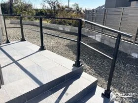 玄関ポーチにスタイリッシュなブラックの手すりを設けた工事