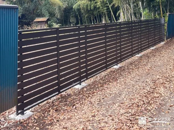 横スリット入りデザインで圧迫感を与えない目隠しフェンス工事