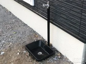 シンプルなデザインでお庭に馴染む立水栓[施工後]