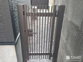 犬走りに門扉を取り付け防犯性を向上[施工後]