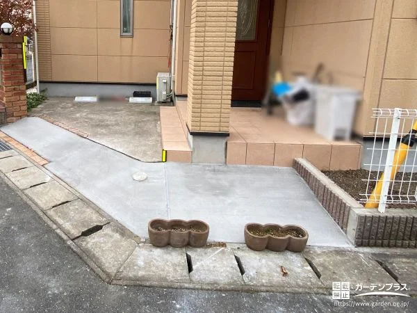 駐車スペースの入り口をスロープ状に仕上出入りを便利にした工事