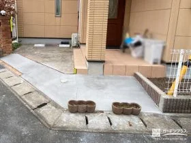 駐車スペースの入り口をスロープ状に仕上出入りを便利にした工事