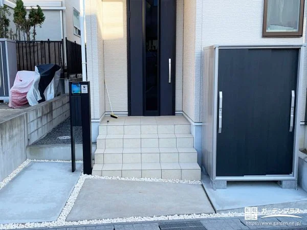 玄関前に収納スペースと駐輪スペースを設けたリフォーム工事