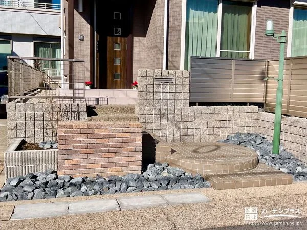 玄関周りを割栗石と植栽スペースでナチュラルに整えた工事