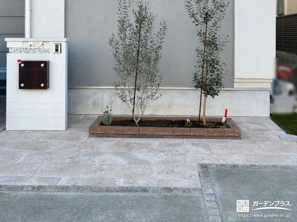 レンガづくりの花壇で玄関前に彩りを添えた可愛らしい外構工事