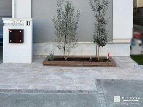 レンガづくりの花壇で玄関前に彩りを添えた可愛らしい外構工事
