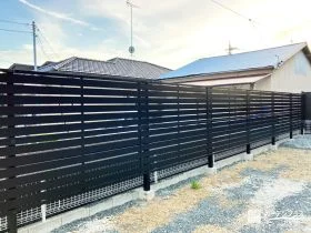 ブラックのカラーで引き締まった印象の敷地境界フェンス設置工事