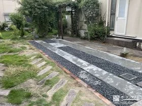 コンクリートと砂利スリットで使いやすく整えた駐車スペース工事