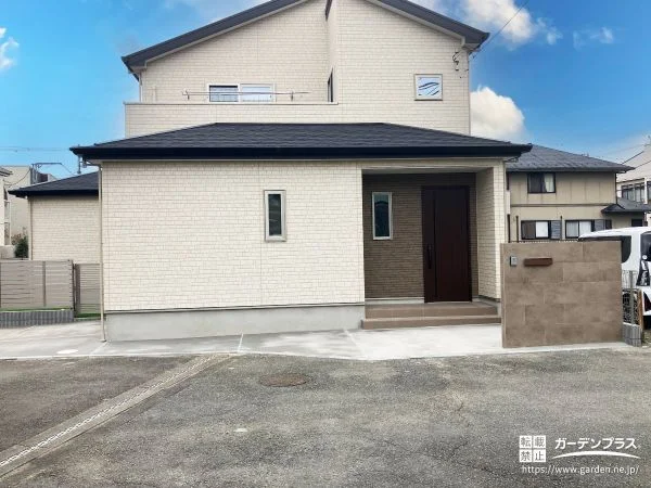 モノトーンの邸宅に調和する、愛犬と過ごすローメンテナンスな新築外構