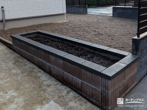 コメリの化粧ブロックで彩る、プロ仕上げの理想の花壇