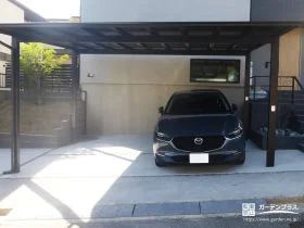 直線の美しさが邸宅と調和する、ブラックのフラットカーポート[施工後]