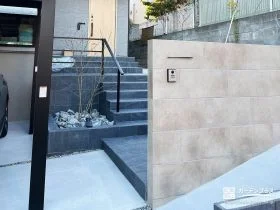 素材感にこだわり、住まいの格を高めたタイル貼り門柱[施工後]