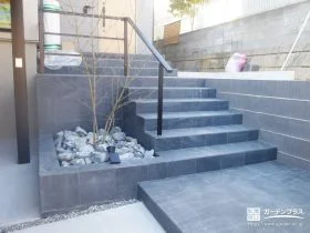 階段とスロープの二重動線で、将来の安心と美しさを両立[施工後]