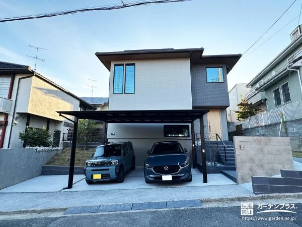 No.27953 白とグレーの家に調和する高低差を活かしたモダンな新築外構[施工後]