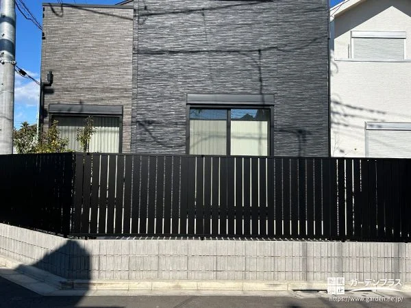 No.27954 ブラックで統一した目隠しフェンスとサイクルポートの設置工事[施工後]