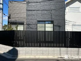 ブラックで統一した目隠しフェンスとサイクルポートの設置工事