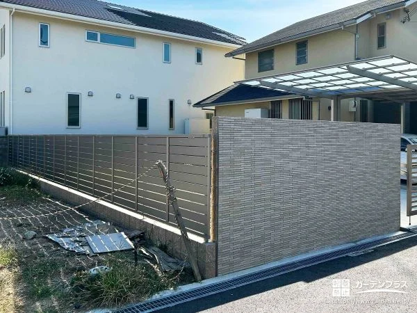 邸宅の格を一段引き上げる、重厚なタイル貼りの袖壁