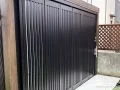 生垣に代わる木調格子が美しいガレージシャッター