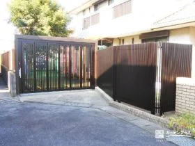 庭木管理から趣味の時間へ。落ち着いた木調が映える外構リフォーム