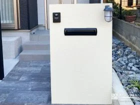 ジョリパットの柔らかな質感で迎える、照明付きデザイン門柱[施工後]