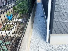 見えない場所まで徹底ガード。ザバーン防草シートと砂利敷き[施工後]