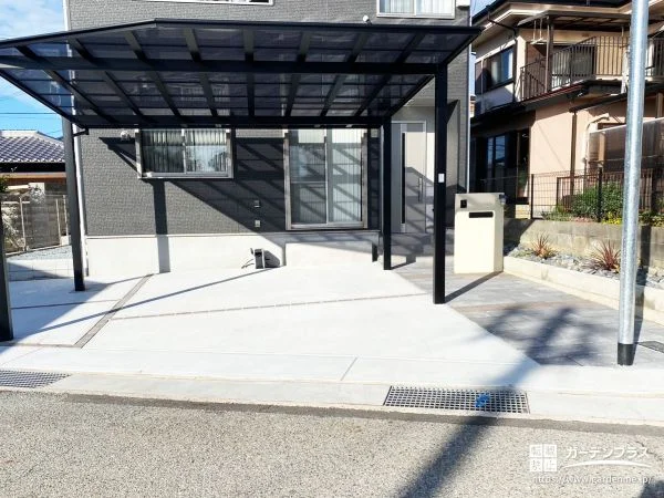 グレーの邸宅に馴染む。変形地を活かしたモダンな新築外構