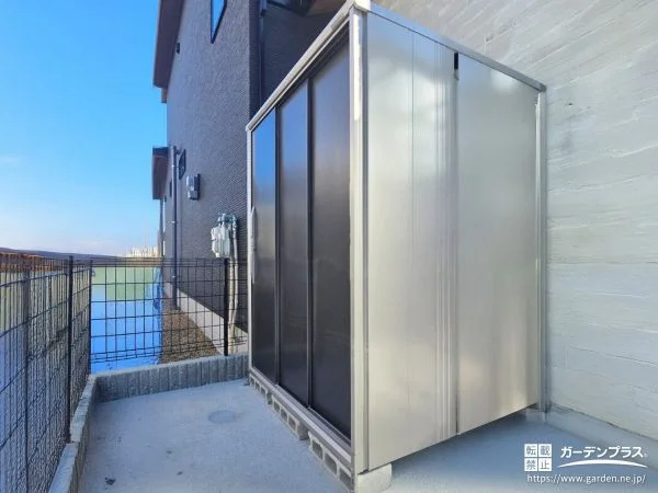 お庭に設けたすっきり収納スペース