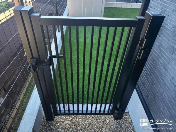 不審者の侵入を防止する門扉