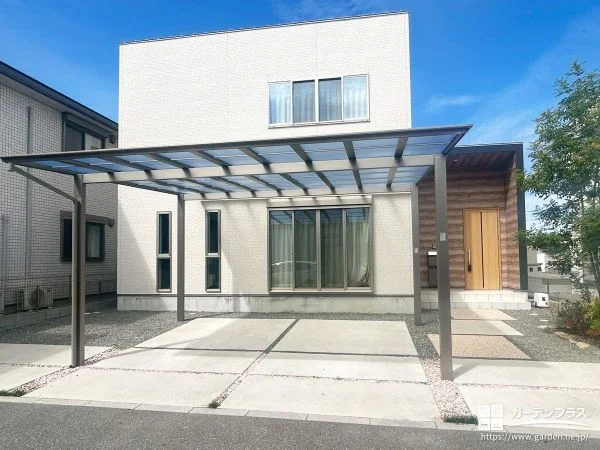 フラット屋根が軽やかにお車を雨風から守るカーポート工事