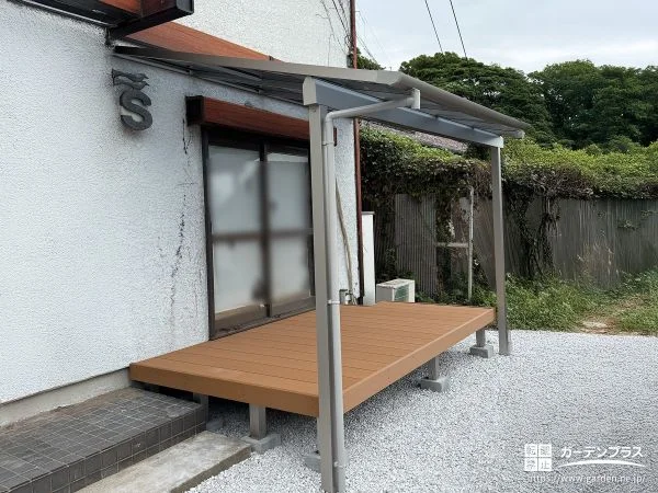 屋根を頭上に取り付けて家事にも便利なウッドデッキ設置工事