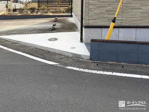 花壇を解体し空いたスペースにコンクリートを打って整えた工事