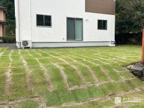 季節によって移り替わる自然な表情が美しい天然芝の敷設工事